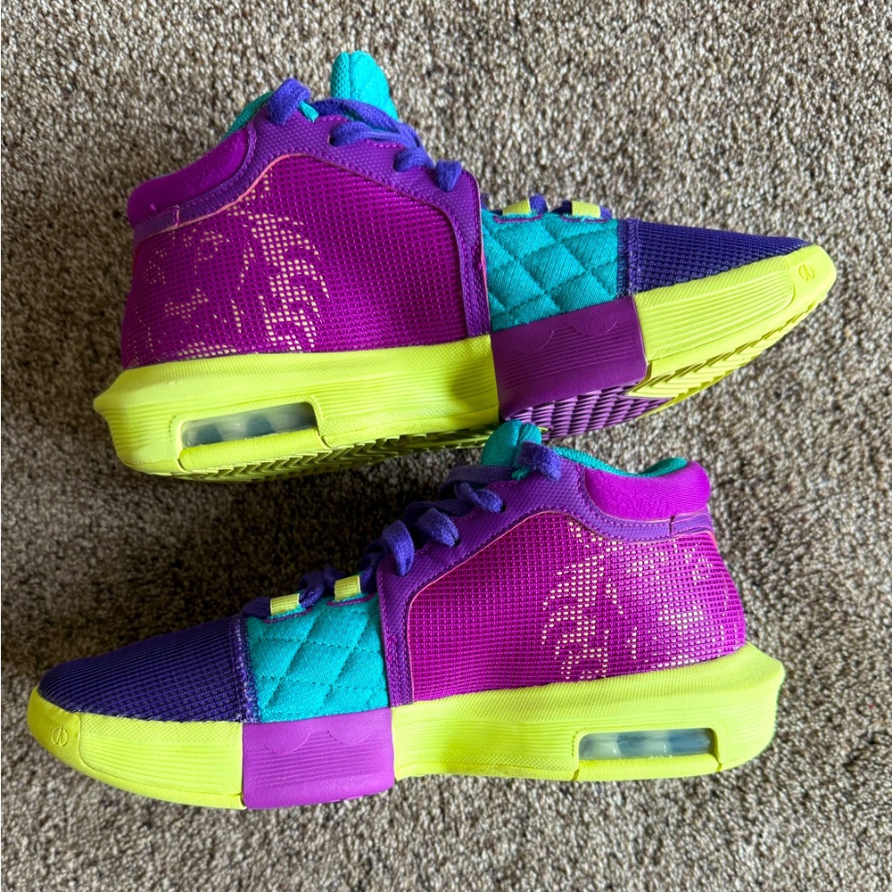 WOMEN’S NIKE LEBRON WITNESS 8 BASKETBALL SHOES